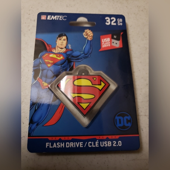 SuperMan 32 GB USB Flash Drive 2.0 Emtec New P5 - Picture 1 of 2